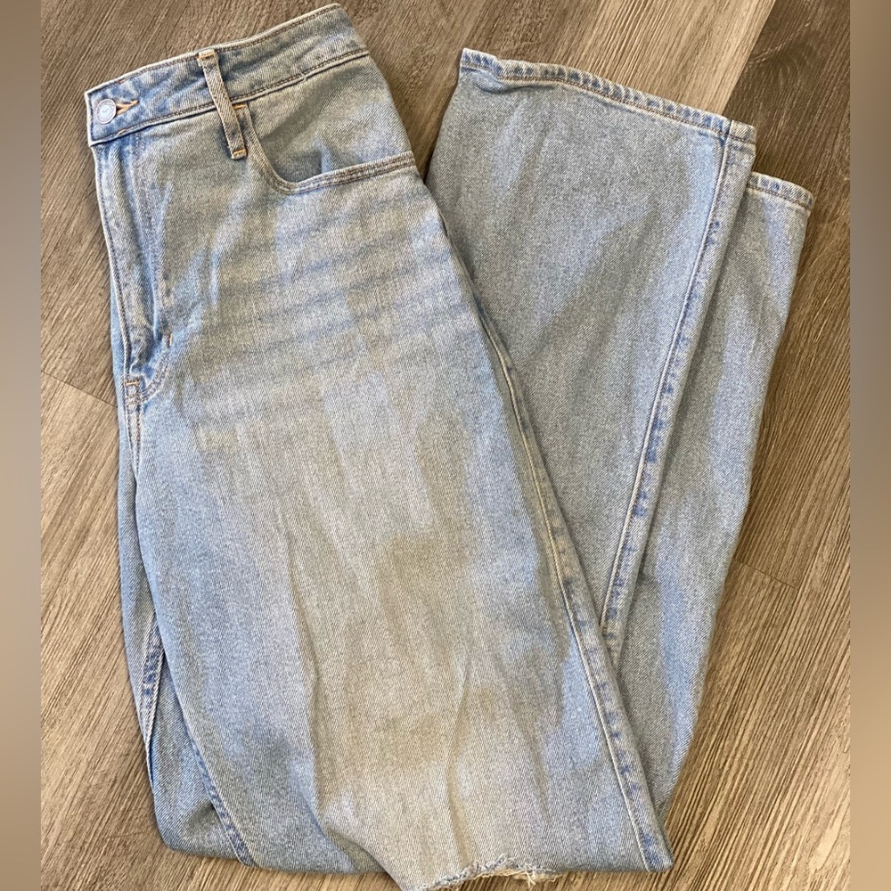 Hollister Ultra High-Rise Dad Jean Vintage Stretch
Size 7R W28 L31